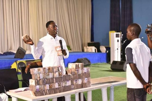 PHOTOS: Pastor shares money to church members to celebrate christmas