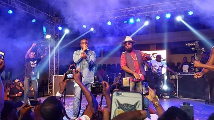 Video: Sarkodie shows up as a surprise guest at M.anifest’s concert