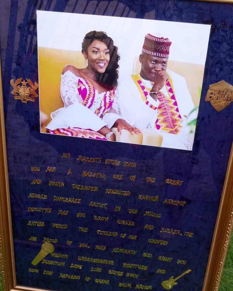 Photos: Stonebwoy meets and receives gold masterpiece from 55yr old fan.