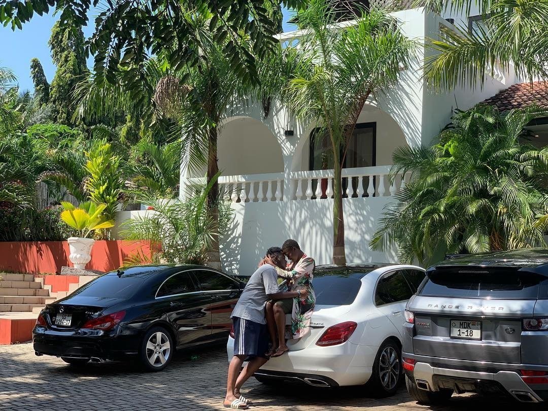 Military allegedly storm Medikal’s house to seize his cars