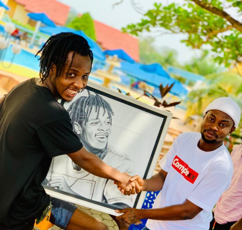 Nostalgic:  Fan Blesses Raingad With A Painting At VMAs  In Ho