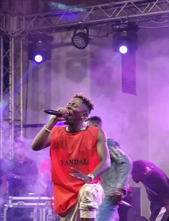 Video: Shatta wale throws money to fans at Commonwealth hall #Ubuntu artiste night 2019