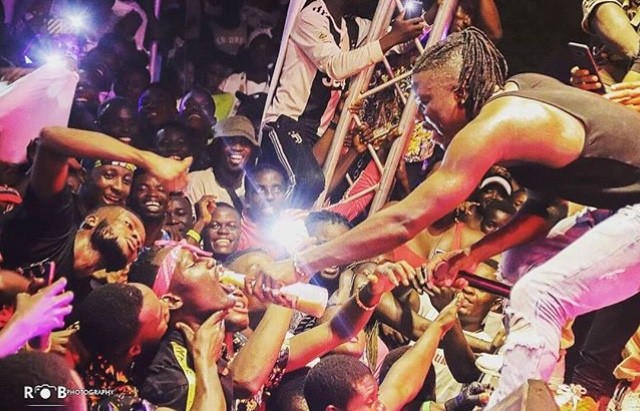 Video:: Stonebwoy feeds his fans with Kpoo Keke drink while performing on stage