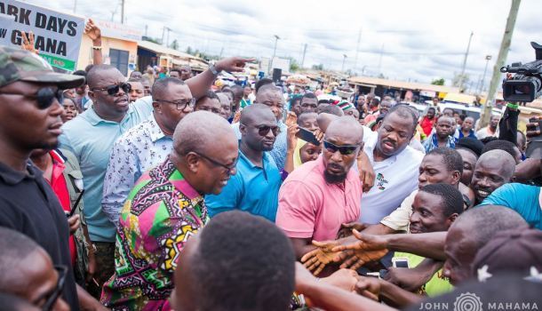 Residents BLOCK Mahama from leaving community