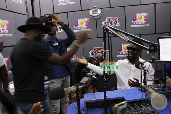 Video: M.anifest ‘Barges’ Into Hitz FM Studio To Congratulate Sarkodie