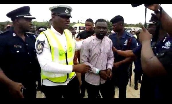 4 Suspects Snatch Car In Front Of IGP