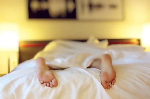 7-year-old girl allegedly reaches puberty by sleeping with the lights on for years