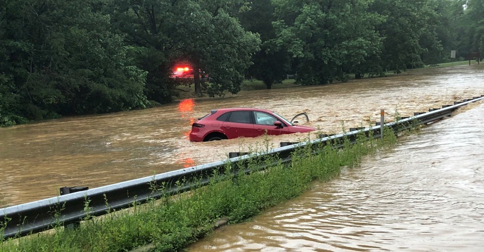 Video: Flood Hits Tema Motorway