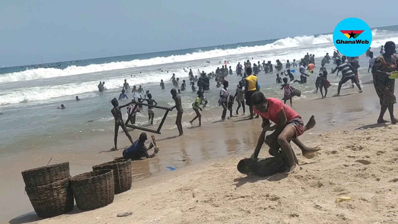 Easter Sunday: Chorkor beach packed as residents defy lockdown directives to chill